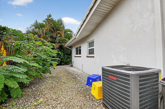 Building Photo - 113 Park Ln E