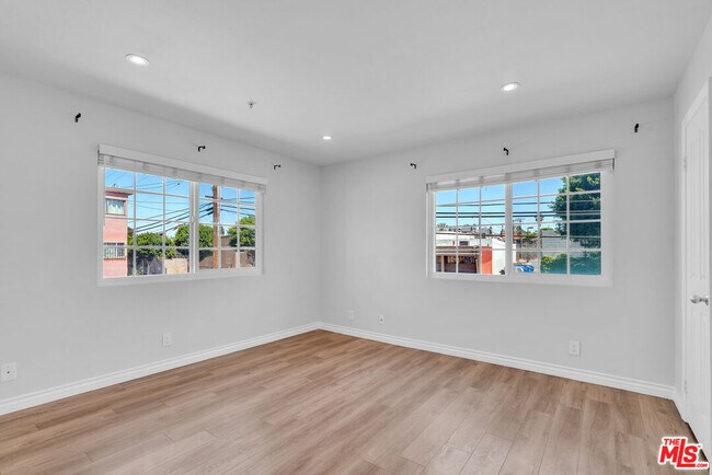 Building Photo - 119 E Beach Ave