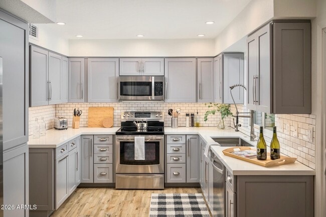 Building Photo - 322 E Bluebell Ln