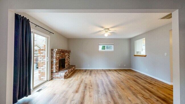 Building Photo - 3 Bedroom 2 Full Bath with Private Yard and 1 Car Garage !