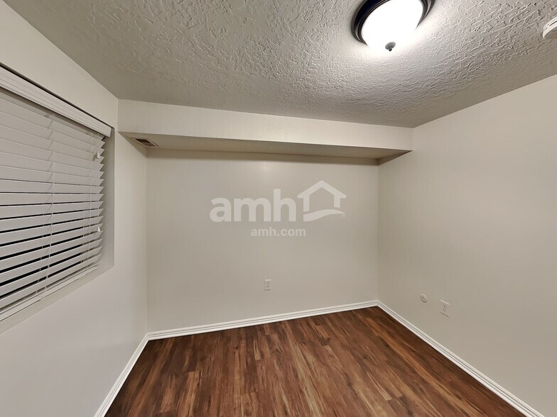 Building Photo - 1074 E 3250 N