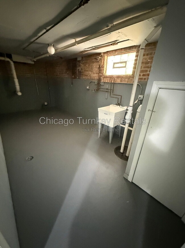 Building Photo - 14204 Woodlawn Ave