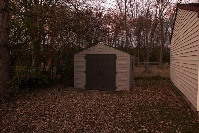 Building Photo - 43592 Champlain Ct