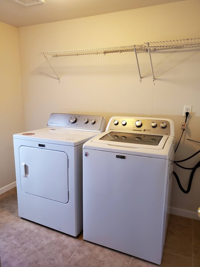 Building Photo - 730 Ponderosa Dr