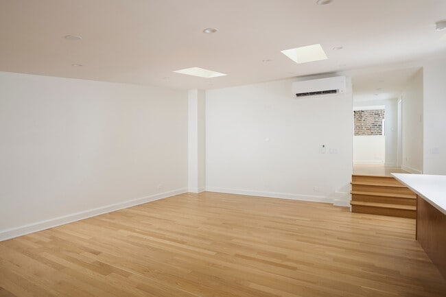 Building Photo - 1320 N La Salle Dr