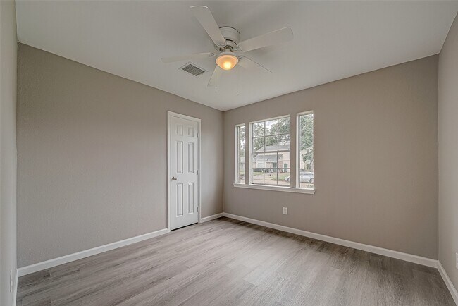 Building Photo - 8619 Valley Meadow Dr