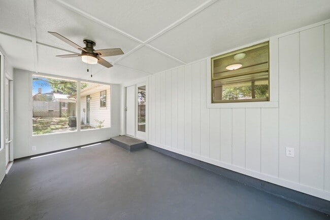 Building Photo - Spacious Single Story 4 Room Home + Sunroo...