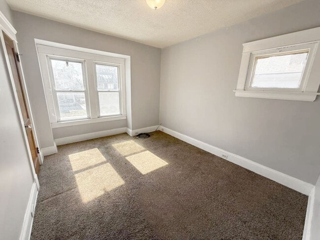 Building Photo - 4 BED 1 BATH SINGLE FAMILY HOME IN CLEVELAND!