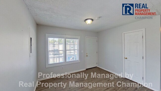 Building Photo - Recently Renovated 3 BD/1 BA Home Next to Castle Street Art District