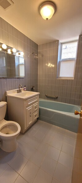 Bath in - 53 Clara St