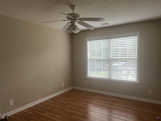 Building Photo - 136 Joycliff Cir