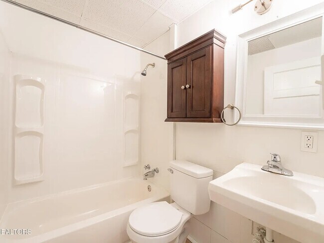 Building Photo - 502 Hayworth Dr