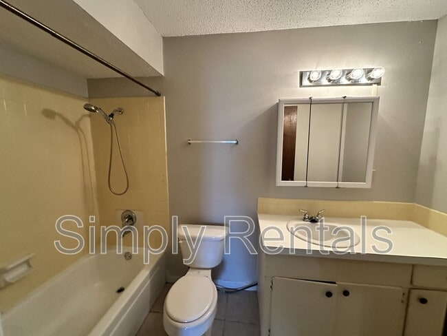 Building Photo - 407 Maple St