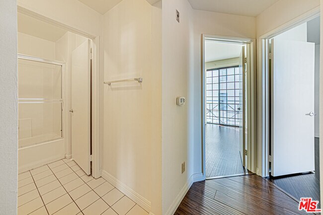 Building Photo - 860 S Lucerne Blvd