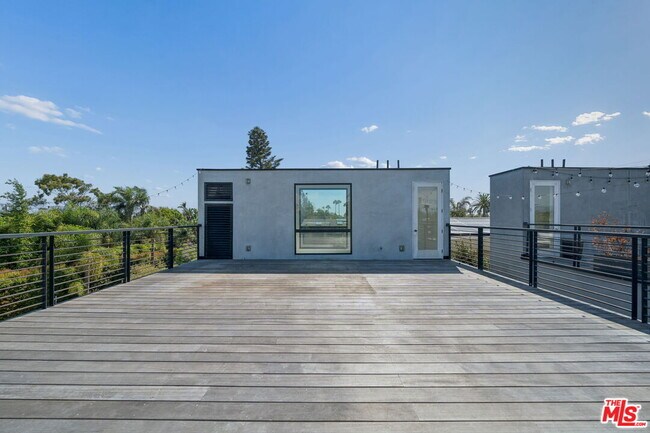 Building Photo - 633 Palms Blvd