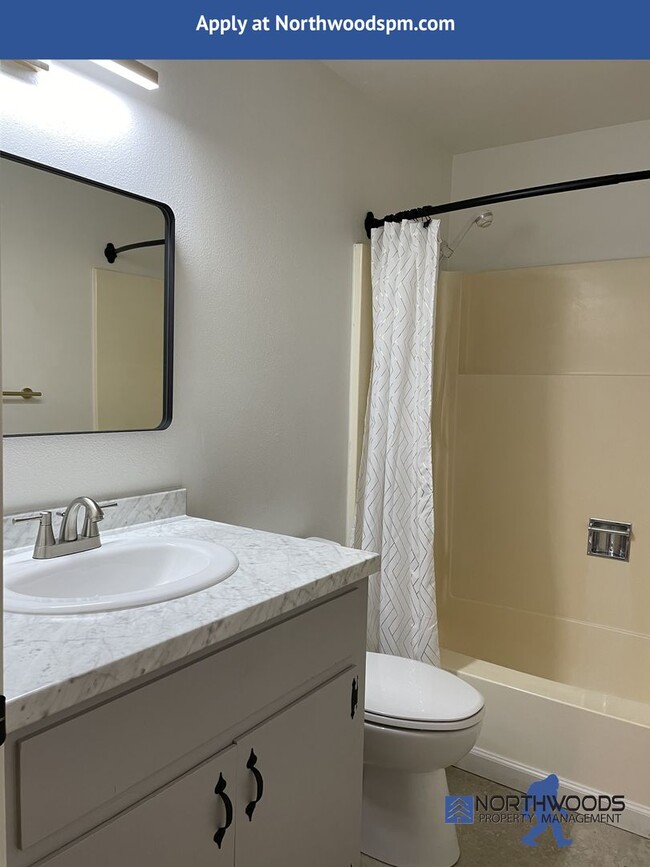 Building Photo - Newly Renovated 2 Bedroom 1.5 Bathroom Dup...