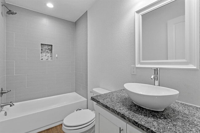 Building Photo - 715 Point Lookout Dr