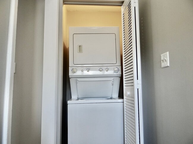 Building Photo - Beautifully Remodeled 2 Bed/2 Bath in Deer Creek @ Deerfield Surfside