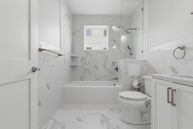 Building Photo - 19 Simon St