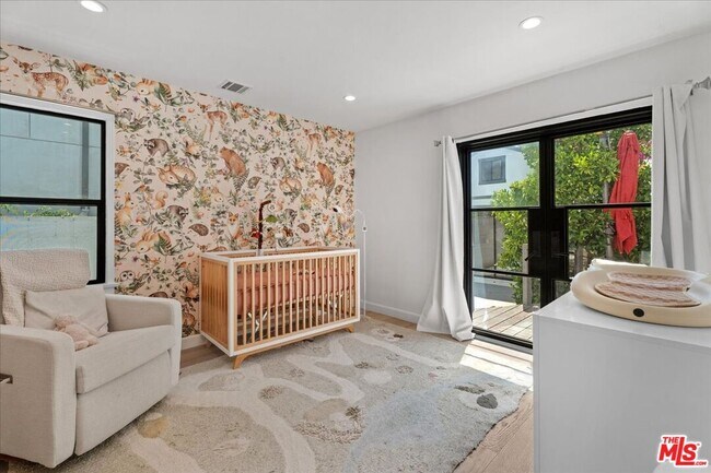 Building Photo - 459 Kings Rd