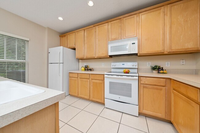 Building Photo - Town House 3 Bedroom and /2.5 Bathrooms. At Lee Vista area gated Community.