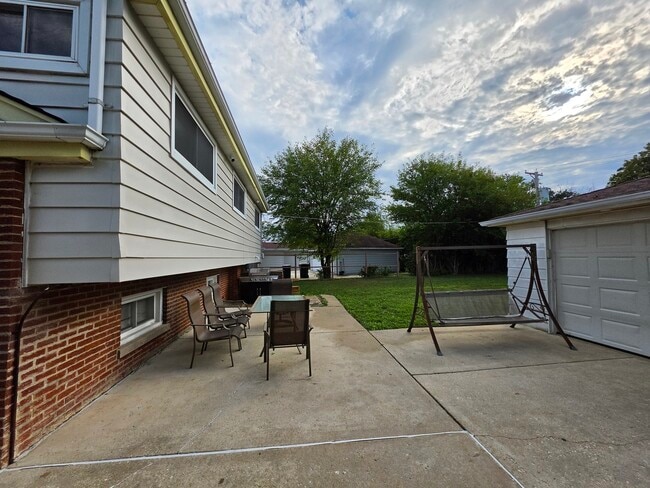 Building Photo - 9104 Oleander Ave