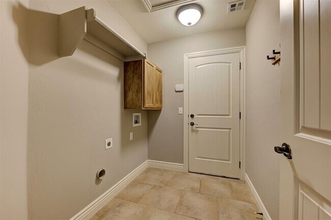 Building Photo - 2101 Kendal Ct