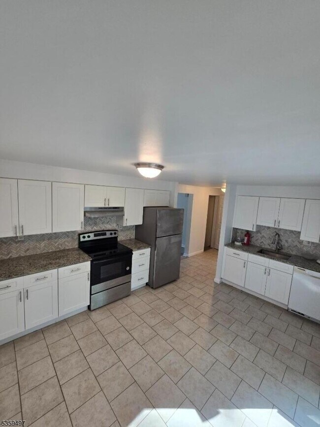Building Photo - 125 Hemlock Hill