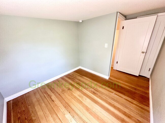 Building Photo - Huge 4 Bedroom 2 Bath House across from Rose City Golf Course