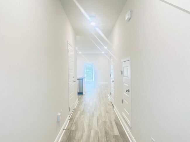 Building Photo - 710-D Giese Ln