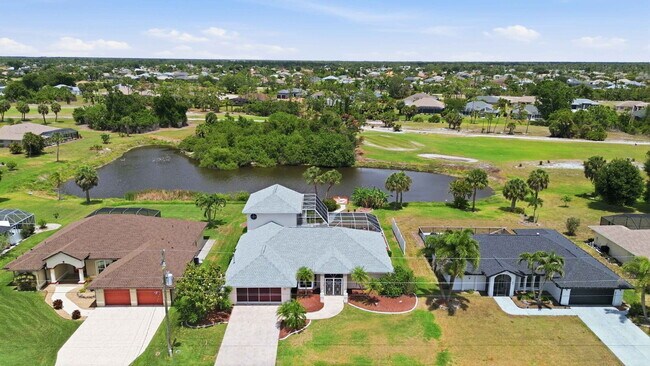 Building Photo - "Spacious 3-Bedroom Retreat with 2 Full Baths in Rotonda West Pinehurst!"