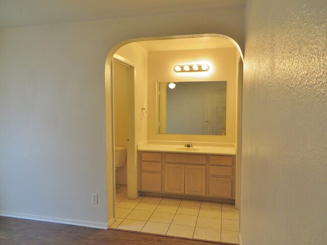 Building Photo - 2 Bedroom 2 Bathroom Unit In Georgetown