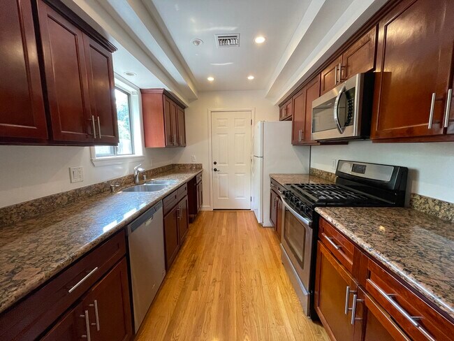 Kitchen - 1515 Redwood Ave