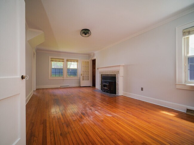 Building Photo - "Charming 3-Bedroom Home with Hardwood Floors & 2 Full Baths in Bessemer City – 1758 Sq Ft of Com...