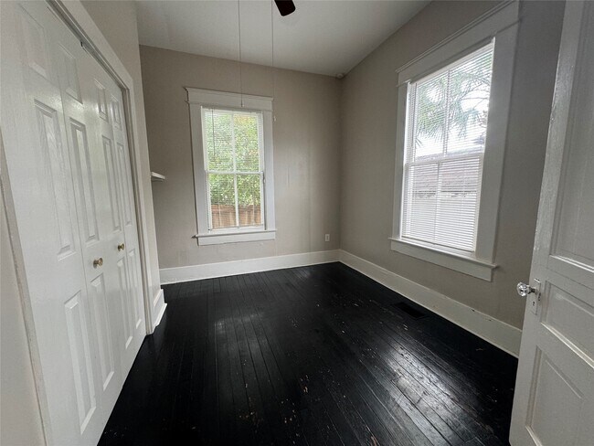 Building Photo - 807 8th St