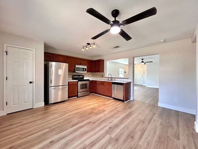 Building Photo - Inviting 4/BR 2/BA Home with Spacious Back...