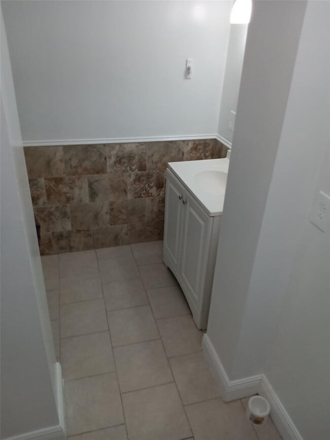 Building Photo - 120 NE 26th Ct