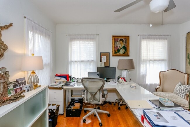 Building Photo - 1740 Banks St