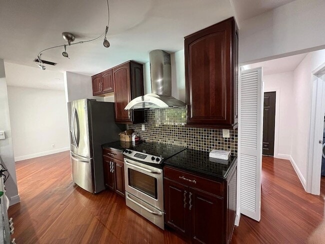 Building Photo - 1250 SW 15th Ave