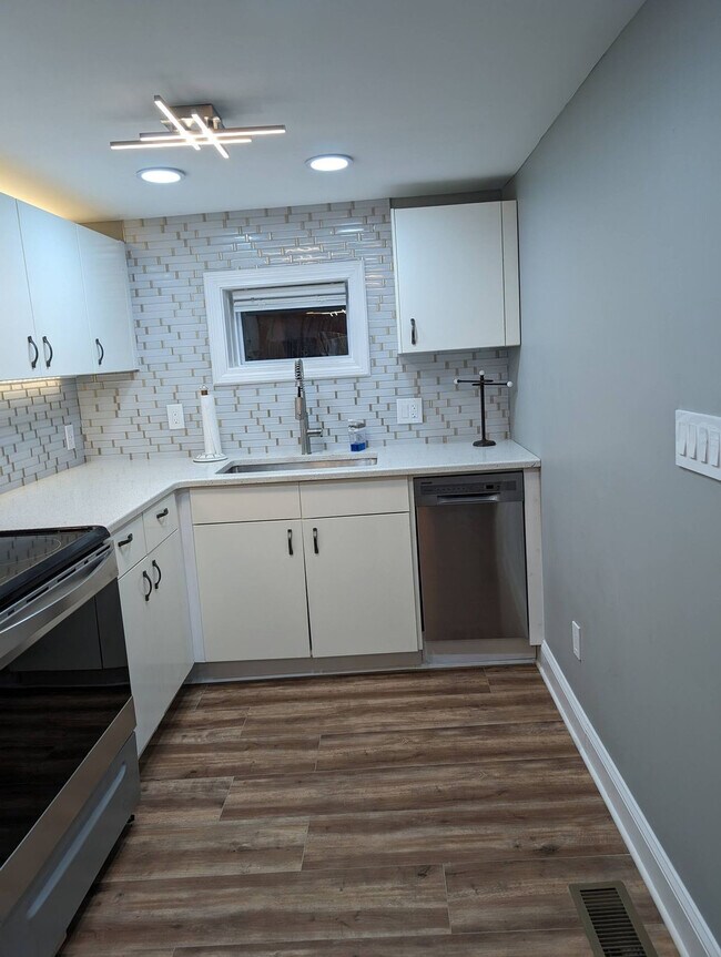 Building Photo - 1303 Colony Dr