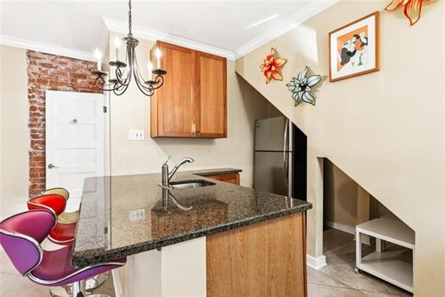 Building Photo - 931 Royal St