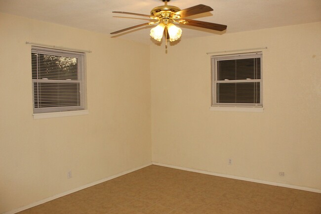 Building Photo - 3 BEDROOM DUPLEX, BISD