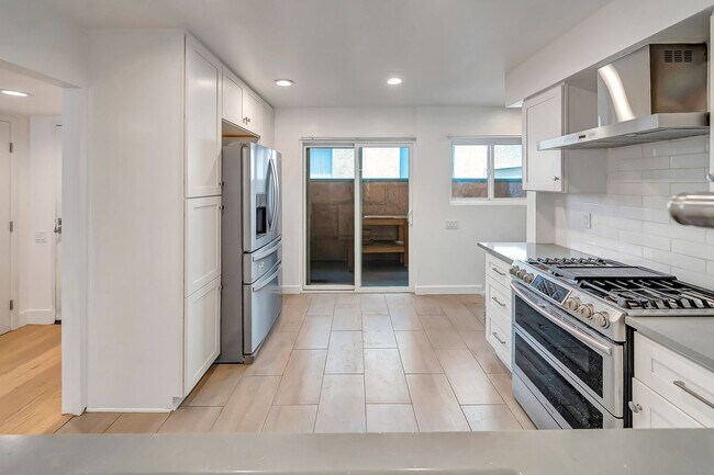 Building Photo - 4424 Coldwater Canyon Ave