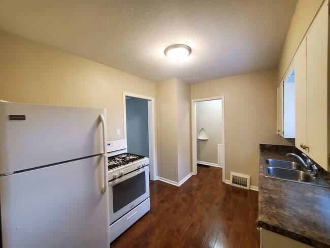 Building Photo - 2 bedroom, 1 bathroom home!