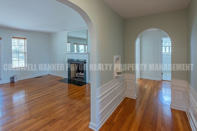 Building Photo - 323 Walsh Rd