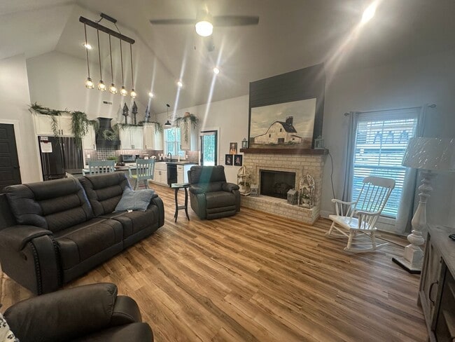 Building Photo - Stunning 4BR/2BA Home in Legacy Hill Estates