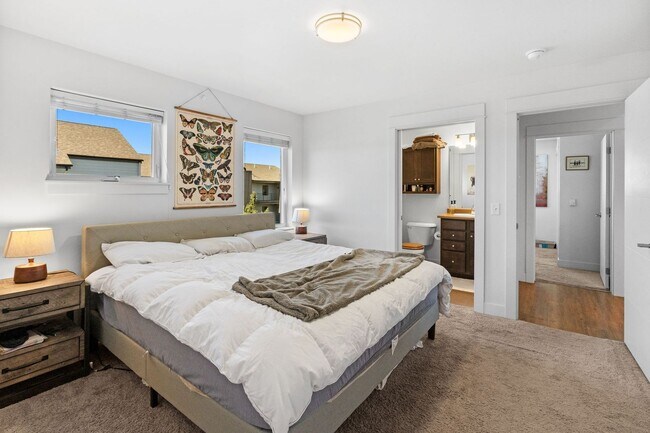 Building Photo - Summit Units: 2 Bedrooms 2 Bathrooms