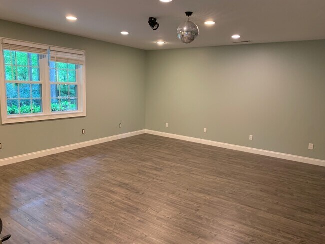 Building Photo - 350 Hollyberry Dr