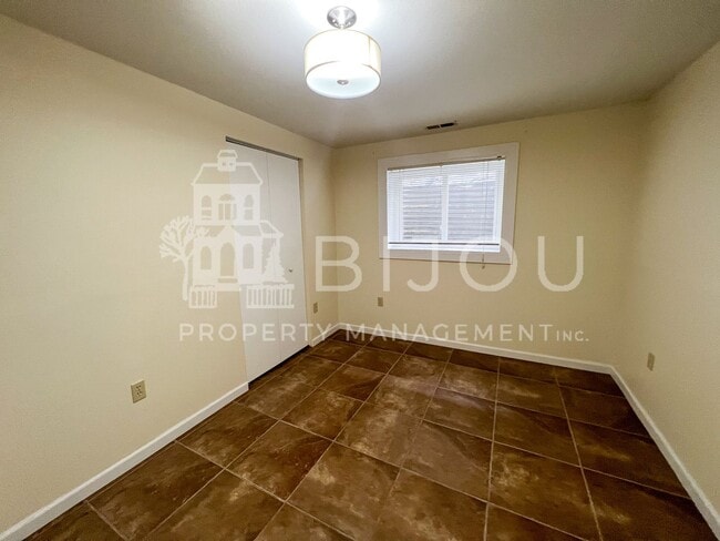 Building Photo - Corner Lot Multi-Level Home