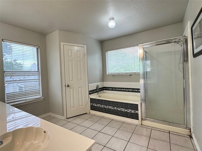 Building Photo - 2103 Aster Way